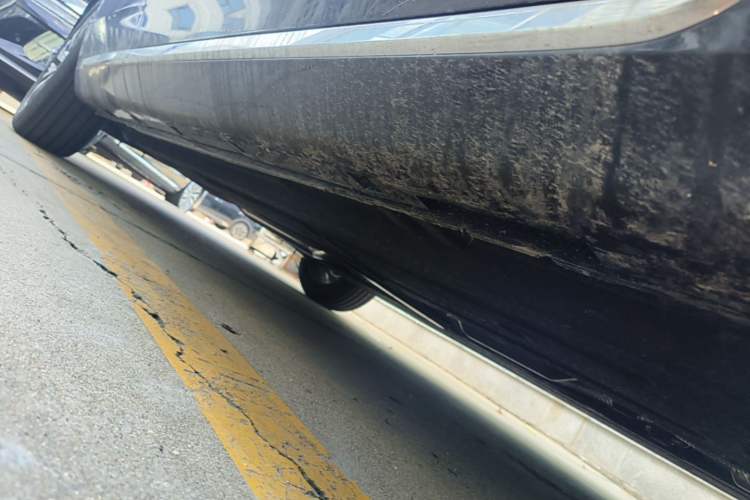 Used Hongqi H5 2025 2.0T Automatic Flag Edition – 500 000 Units Commemorative Version Right Side Sill