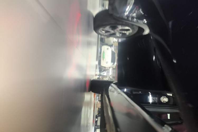 Used Hongqi H5 2025 2.0T Automatic Flag Edition – 500 000 Units Commemorative Version Right Side Sill
