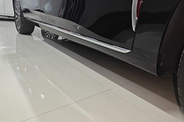 Used Hongqi H5 2025 2.0T Automatic Flag Edition – 500 000 Units Commemorative Version Right Side Sill