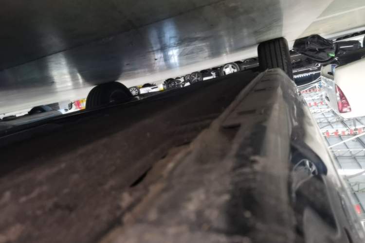 Used Hongqi H5 2025 2.0T Automatic Flag Edition – 500 000 Units Commemorative Version Right Side Sill
