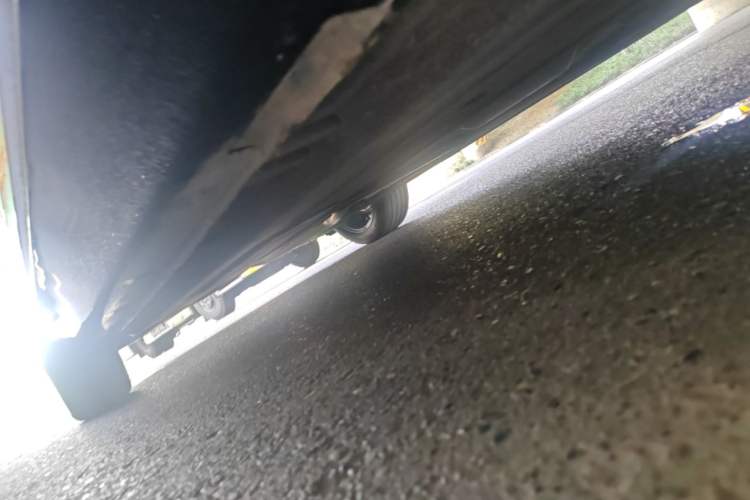 Used Hongqi H5 2025 2.0T Automatic Flag Edition – 500 000 Units Commemorative Version Right Side Sill