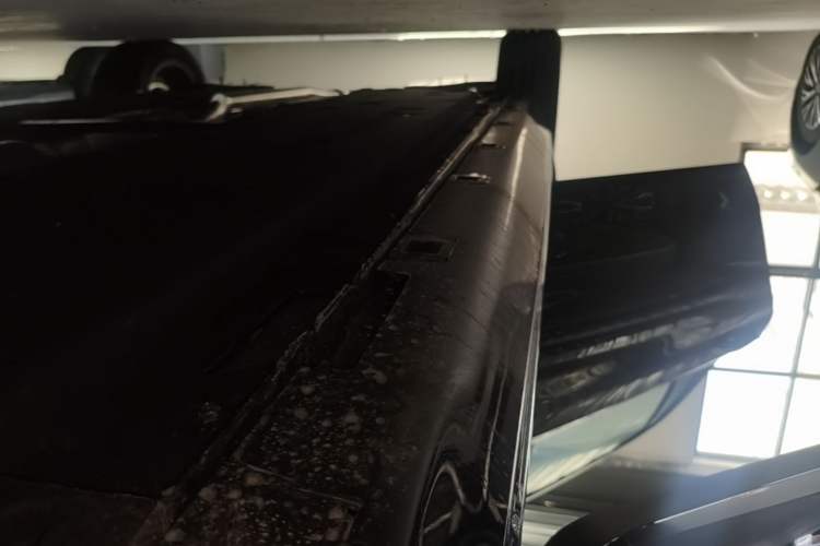 Used Hongqi H5 2025 2.0T Automatic Flag Edition – 500 000 Units Commemorative Version Right Side Sill