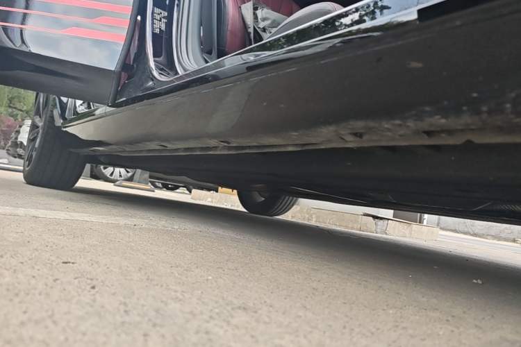 Used Hongqi H5 2025 2.0T Automatic Flag Edition – 500 000 Units Commemorative Version Right Side Sill
