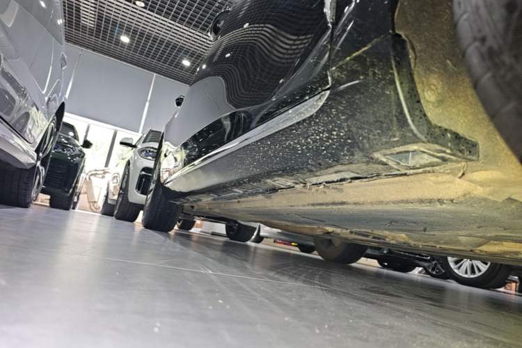 Used Hongqi H5 2025 2.0T Automatic Flag Edition – 500 000 Units Commemorative Version Right Side Sill