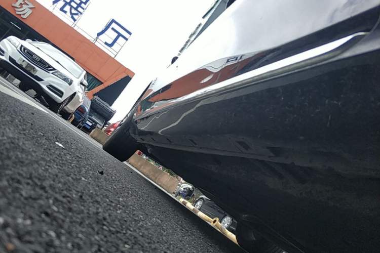 Used Hongqi H5 2025 2.0T Automatic Flag Edition – 500 000 Units Commemorative Version Right Side Sill