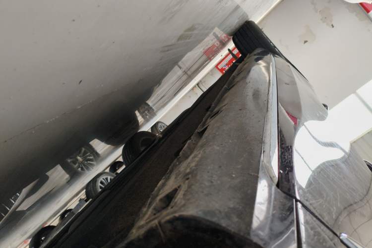 Used Hongqi H5 2025 2.0T Automatic Flag Edition – 500 000 Units Commemorative Version Right Side Sill