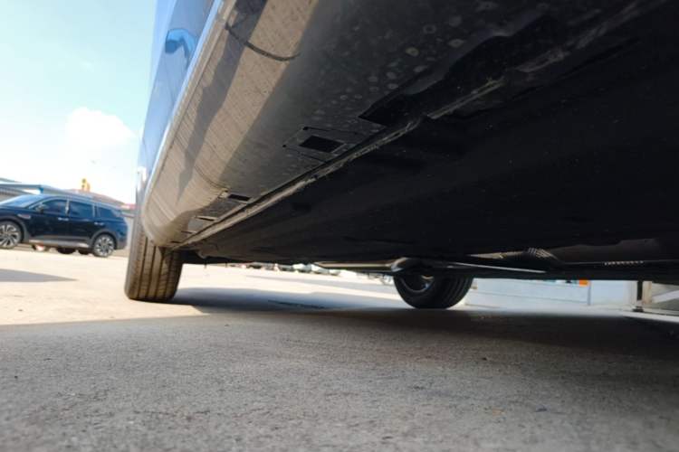 Used Hongqi H5 2025 2.0T Automatic Flag Edition – 500 000 Units Commemorative Version Right Side Sill
