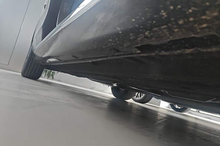Used Hongqi H5 2025 2.0T Automatic Flag Edition – 500 000 Units Commemorative Version Right Side Sill
