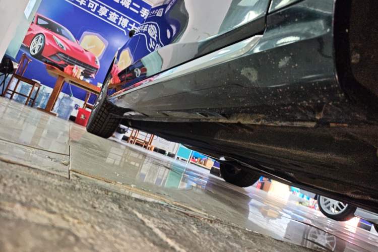 Used Hongqi H5 2025 2.0T Automatic Flag Edition – 500 000 Units Commemorative Version Right Side Sill