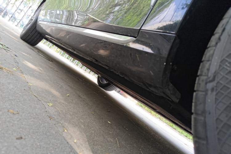 Used Hongqi H5 2025 2.0T Automatic Flag Edition – 500 000 Units Commemorative Version Right Side Sill