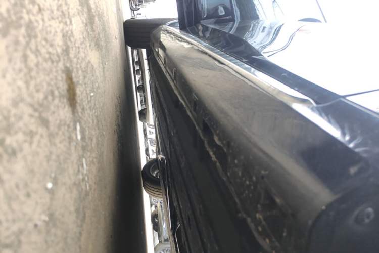 Used Hongqi H5 2025 2.0T Automatic Flagship 500 000th Unit Anniversary Edition Right Side Sill