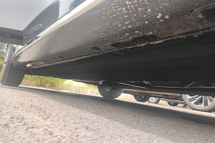 Used Hongqi H5 2025 2.0T Automatic Flag Edition – 500 000 Units Commemorative Version Right Side Sill