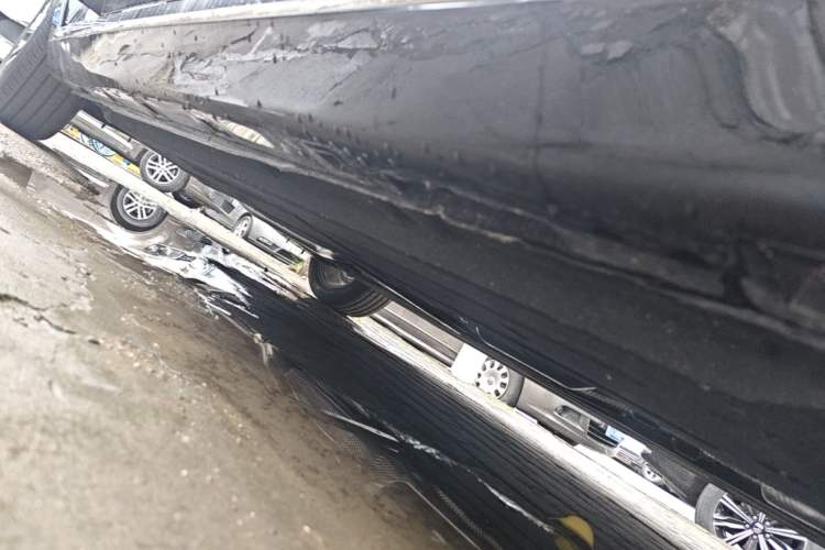 Used Hongqi H5 2025 2.0T Automatic Flag Edition – 500 000 Units Commemorative Version Right Side Sill