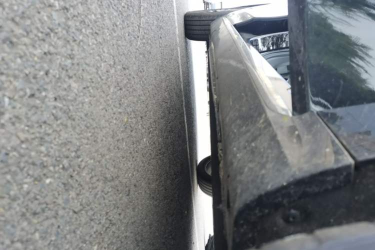 Used Hongqi H5 2025 2.0T Automatic Flag Edition – 500 000 Units Commemorative Version Right Side Sill
