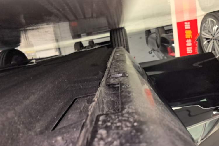 Used Hongqi H5 2025 2.0T Automatic Flag Edition – 500 000 Units Commemorative Version Right Side Sill