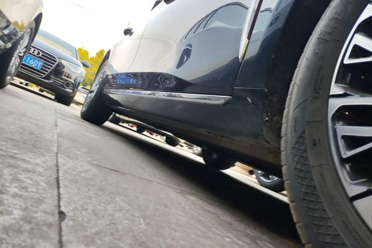 Used Hongqi H5 2025 2.0T Automatic Flag Edition – 500 000 Units Commemorative Version Right Side Sill