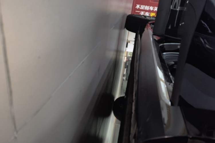 Used Hongqi H5 2025 2.0T Automatic Flag Edition – 500 000 Units Commemorative Version Right Side Sill