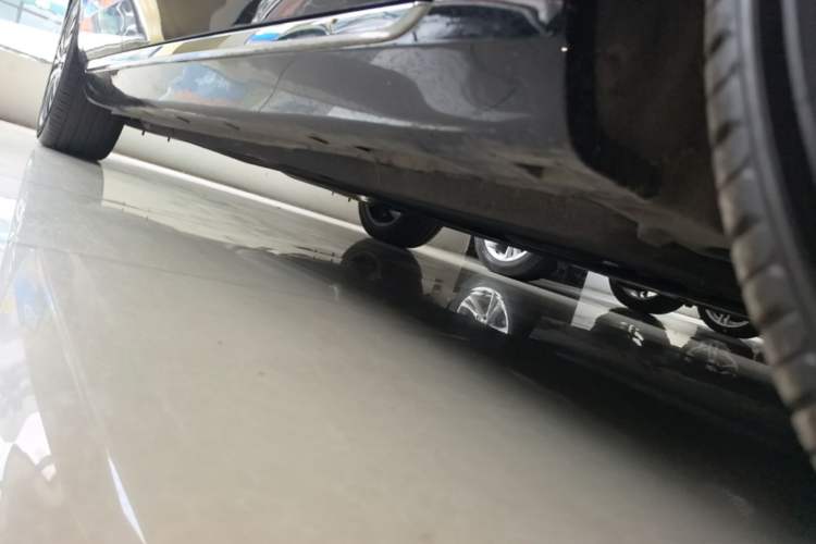 Used Hongqi H5 2025 2.0T Automatic Flag Edition – 500 000 Units Commemorative Version Right Side Sill