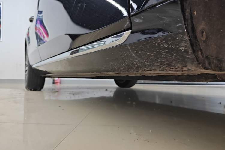 Used Hongqi H5 2025 2.0T Automatic Flag Edition – 500 000 Units Commemorative Version Right Side Sill