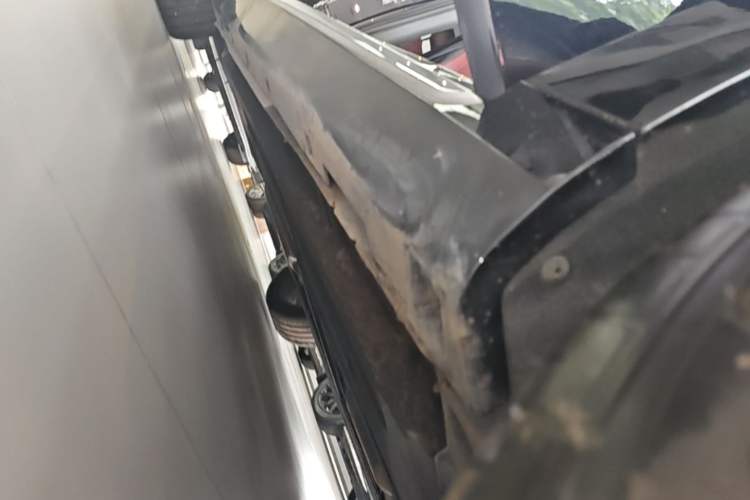 Used Hongqi H5 2025 2.0T Automatic Flag Edition – 500 000 Units Commemorative Version Right Side Sill