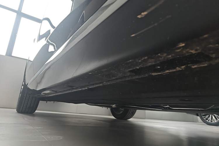 Used Hongqi H5 2025 2.0T Automatic Flag Edition – 500 000 Units Commemorative Version Right Side Sill
