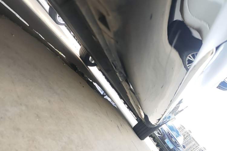 Used Hongqi H5 2025 2.0T Automatic Flag Edition – 500 000 Units Commemorative Version Right Side Sill