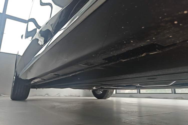 Used Hongqi H5 2025 2.0T Automatic Flag Edition – 500 000 Units Commemorative Version Right Side Sill