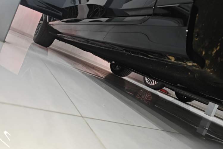 Used Hongqi H5 2025 Model 2.0T Automatic Xuan Ying 2 Million Units Commemorative Edition Right Side Sill