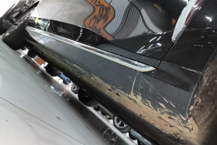 Used Hongqi H5 2025 2.0T Automatic Flag Edition – 500 000 Units Commemorative Version Right Side Sill