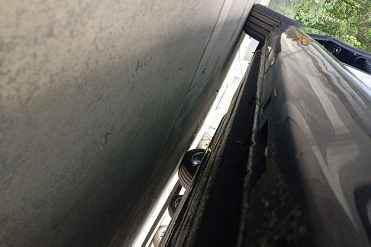 Used Hongqi H5 2025 2.0T Automatic Xuan Ying Edition Right Side Sill