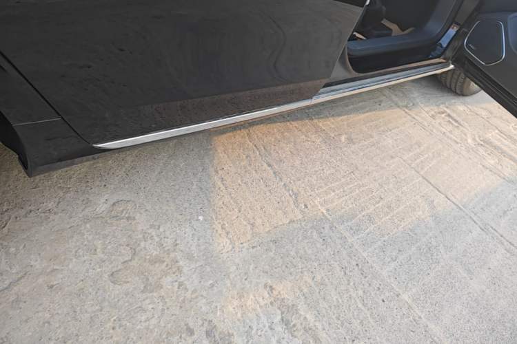 Used Hongqi H5 2025 2.0T Automatic Flag Edition – 500 000 Units Commemorative Version Right Side Sill