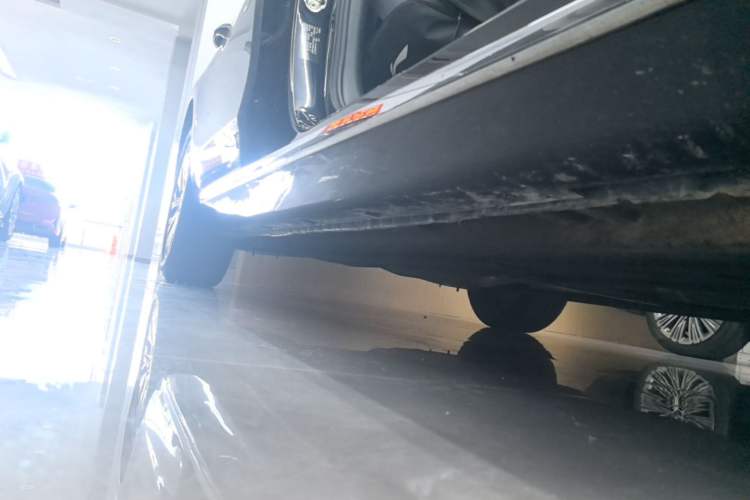 Used Hongqi H5 2025 2.0T Automatic Flag Edition – 500 000 Units Commemorative Version Right Side Sill
