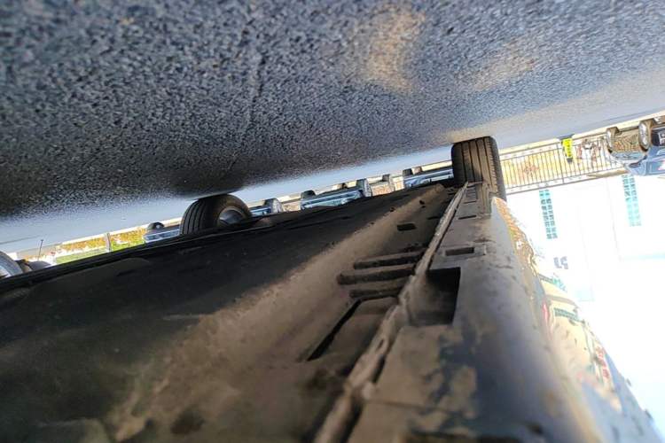 Used Hongqi H5 2025 2.0T Automatic Flag Edition – 500 000 Units Commemorative Version Right Side Sill