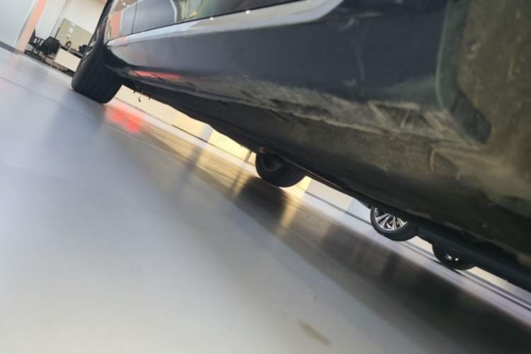 Used Hongqi H5 2025 2.0T Automatic Flag Edition – 500 000 Units Commemorative Version Right Side Sill