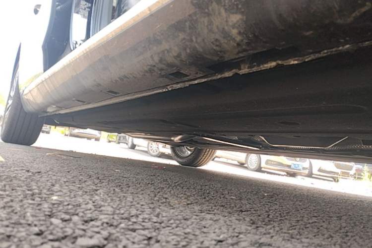 Used Hongqi H5 2025 2.0T Automatic Flag Edition – 500 000 Units Commemorative Version Right Side Sill