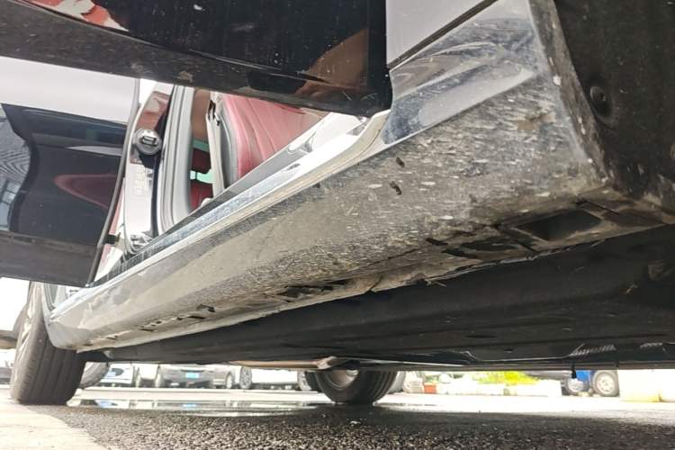 Used Hongqi H5 2025 2.0T Automatic Flag Edition – 500 000 Units Commemorative Version Right Side Sill