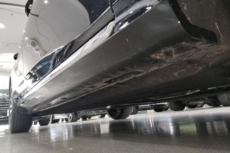 Used Hongqi H5 2025 2.0T Automatic Flag Edition – 500 000 Units Commemorative Version Right Side Sill