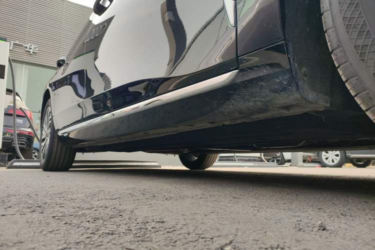 Used Hongqi H5 2025 2.0T Automatic Flag Edition – 500 000 Units Commemorative Version Right Side Sill