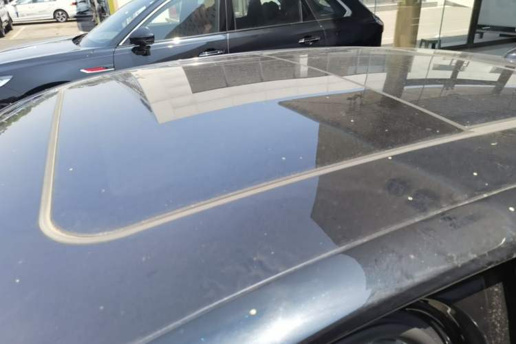 Used Hongqi H5 2025 2.0T Automatic Flag Edition – 500 000 Units Commemorative Version Roof