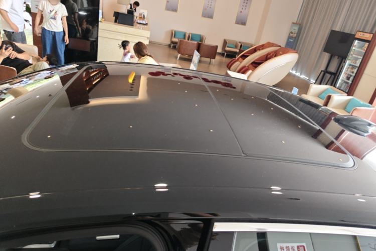 Used Hongqi H5 2025 2.0T Automatic Flag Edition – 500 000 Units Commemorative Version Roof