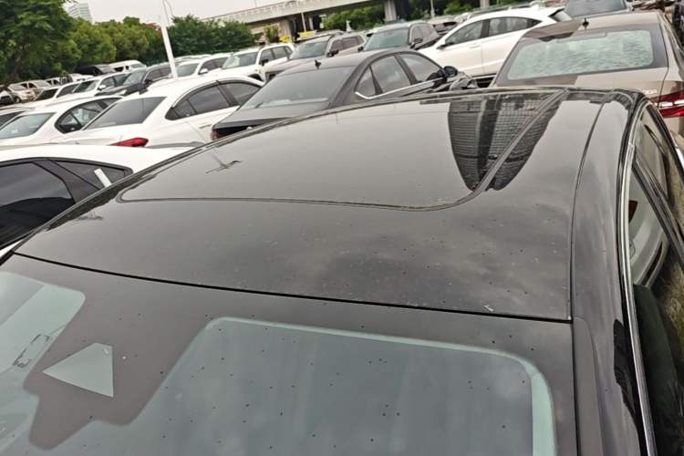 Used Hongqi H5 2025 2.0T Automatic Flag Edition – 500 000 Units Commemorative Version Roof
