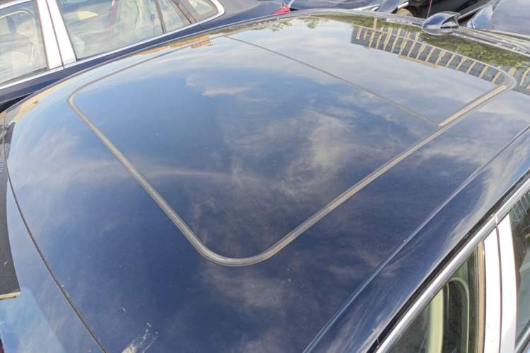 Used Hongqi H5 2025 2.0T Automatic Flag Edition – 500 000 Units Commemorative Version Roof