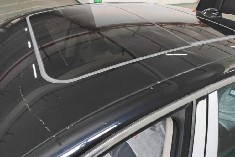 Used Hongqi H5 2025 2.0T Automatic Flag Edition – 500 000 Units Commemorative Version Roof