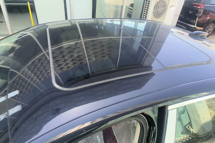 Used Hongqi H5 2025 2.0T Automatic Flag Edition – 500 000 Units Commemorative Version Roof