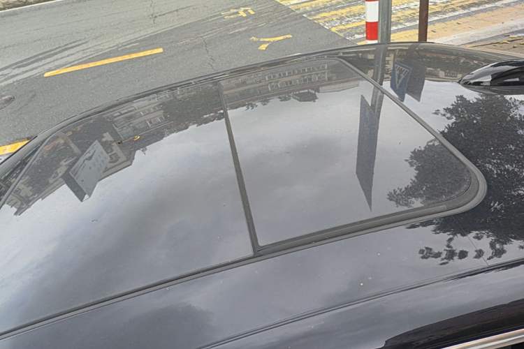 Used Hongqi H5 2025 2.0T Automatic Flag Edition – 500 000 Units Commemorative Version Roof