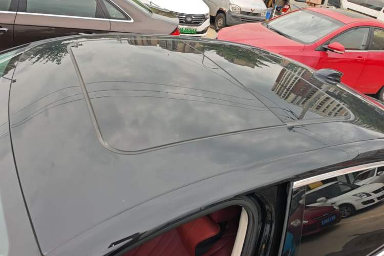 Used Hongqi H5 2025 2.0T Automatic Flag Edition – 500 000 Units Commemorative Version Roof