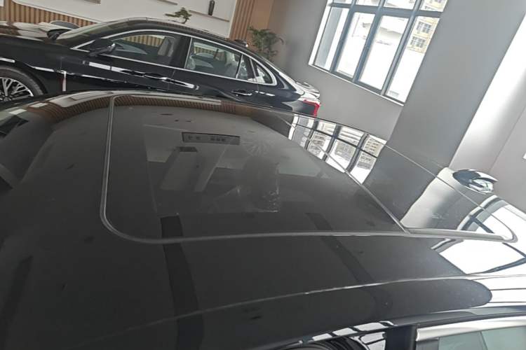 Used Hongqi H5 2025 2.0T Automatic Flag Edition – 500 000 Units Commemorative Version Roof