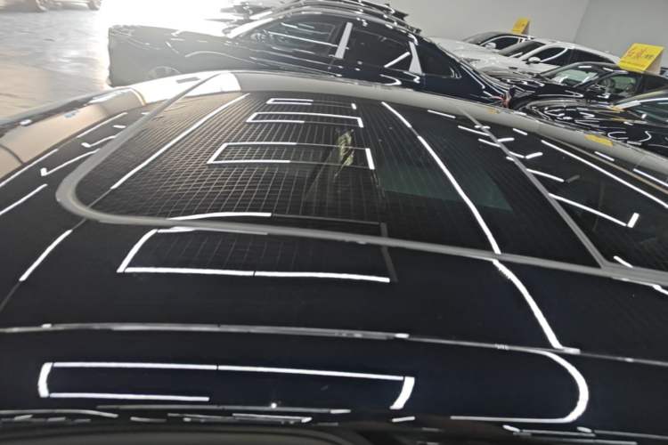 Used Hongqi H5 2025 Model 2.0T Automatic Xuan Ying 2 Million Units Commemorative Edition Roof