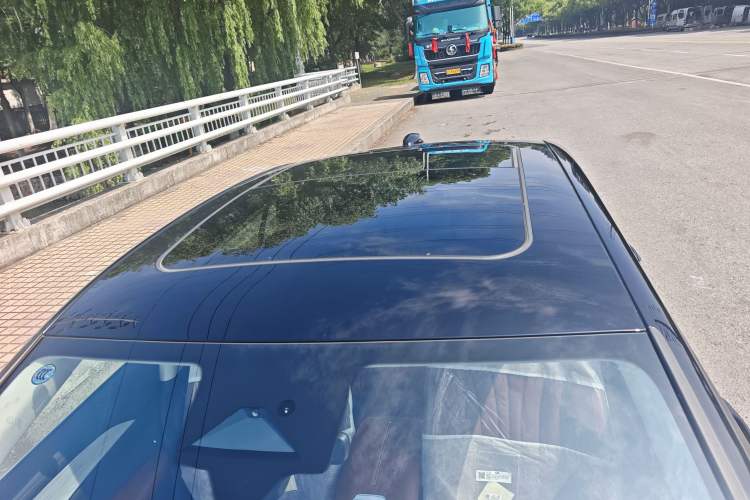 Used Hongqi H5 2025 2.0T Automatic Flag Edition – 500 000 Units Commemorative Version Roof