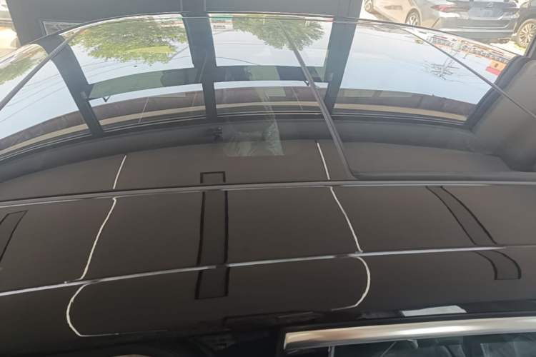 Used Hongqi H5 2025 2.0T Automatic Flag Edition – 500 000 Units Commemorative Version Roof